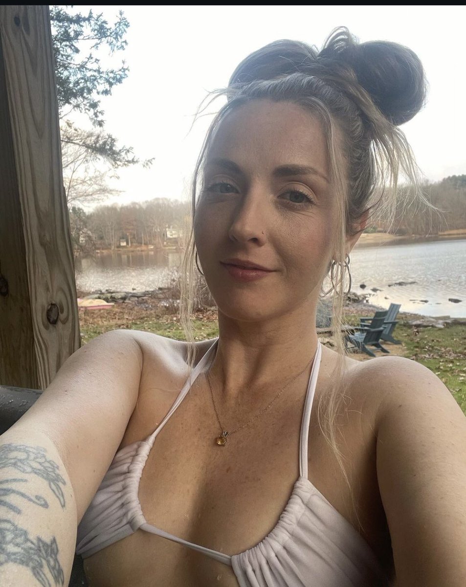 raycharlotte130's tweet photo. Craving for a hot bath with a bald 👩‍🦲 man .. hmm 🤔 how’s that .. haha 😛 #singleandmingle #vacation #dating https://t.co/WwXFqOC1pM