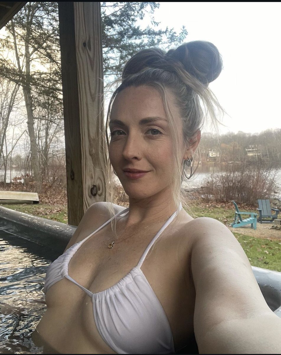 raycharlotte130's tweet photo. Craving for a hot bath with a bald 👩‍🦲 man .. hmm 🤔 how’s that .. haha 😛 #singleandmingle #vacation #dating https://t.co/WwXFqOC1pM