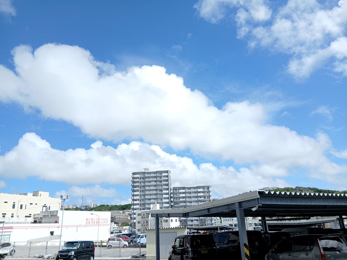 PEPE2oki's tweet photo. 右…さっき。
左…いま。

やっぱり沖縄の｢くも｣の
動きは早いな。

そして低い。 https://t.co/aS89LZkBaz