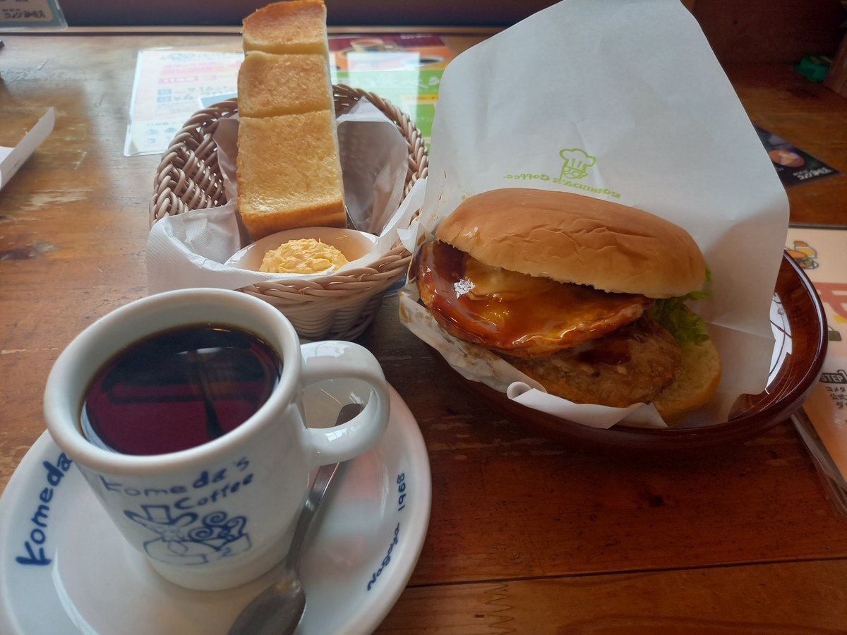 sinohara135's tweet photo. 今日の朝はコメダでモーニーグ
喫茶店で読書する優雅な一時は素晴らしい
あとコメダの月見バーガー結構美味しい、てかコメダは全般的にデカくて旨い！
さてこれから地獄(ランクマ)に潜るか、温度差で風邪引くぜ！ https://t.co/c0riU8OgM6