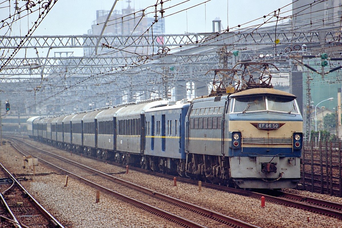 Tuccy1968's tweet photo. 私が撮ったEF66の中で過去イチの写真がこれ。
1988年10月18日、上京したオリエントEXPが東京駅の段落とし運用によりEF66がオリエントEXPを品川まで回送するシーン。
EF66がオリエントEXPを牽引したのはこれ１回のみとの事。
#みんなで開催するEF66展示会 https://t.co/L3Dyjh3RZU