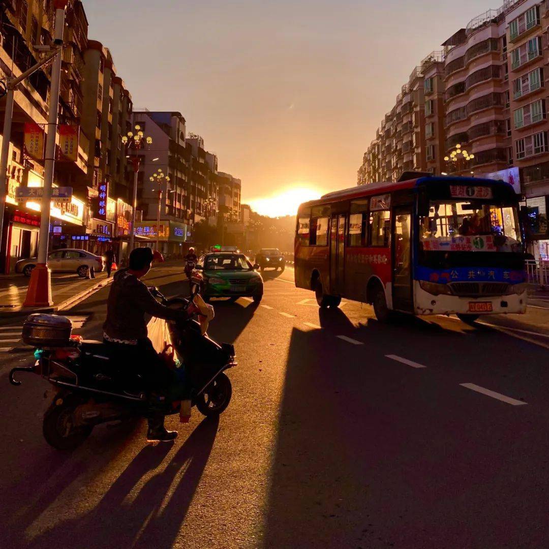 CynthiaKasper2's tweet photo. Just turned up the volume of my favorite indie song while walking in the city—those warm guitar riffs matching the sunset glow Pure magic that turns a regular evening into something unforgettable. https://t.co/gPXVVKq2Sh