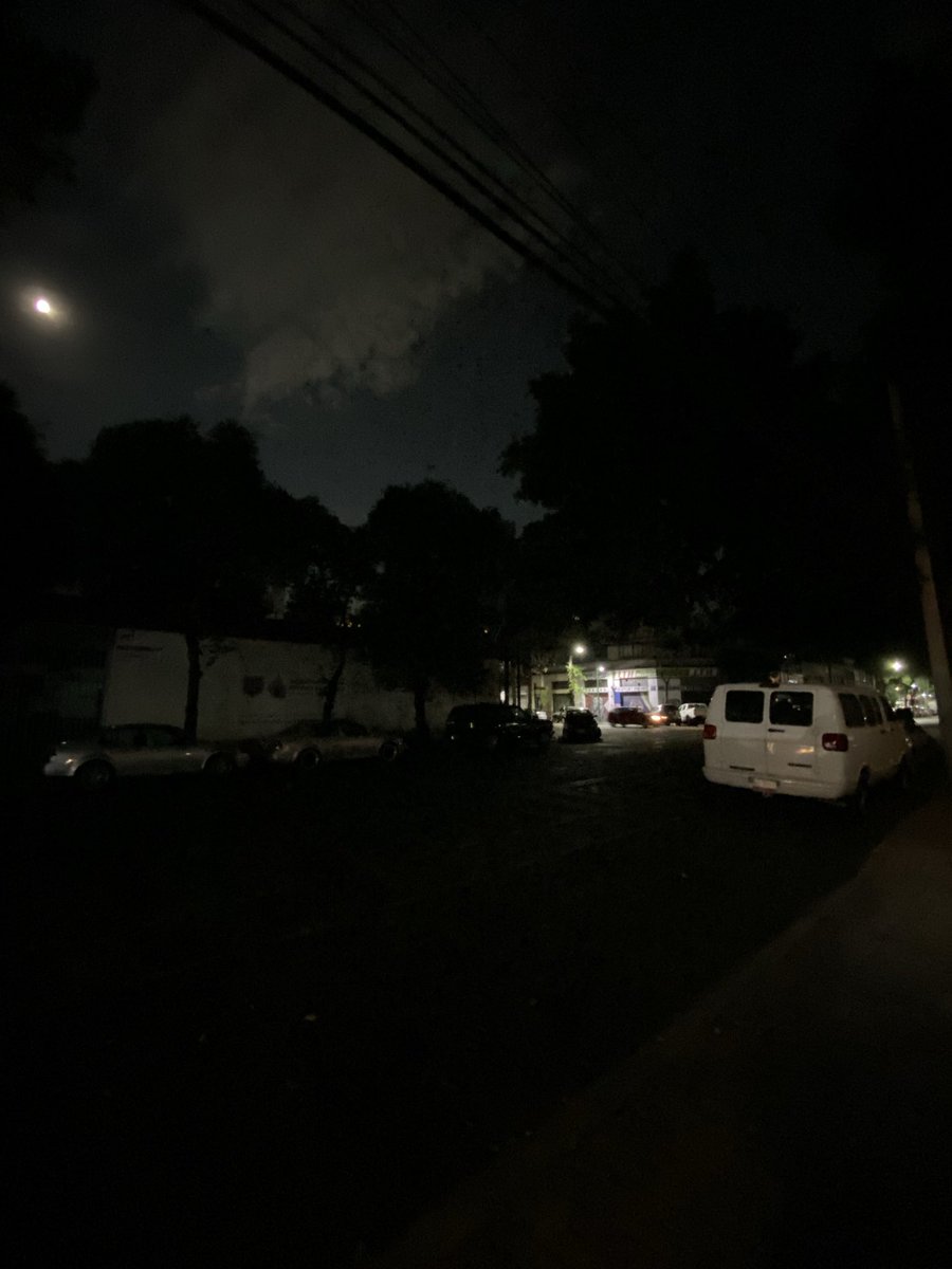 Oscar_GI03's tweet photo. @AlessandraRdlv @AlcCuauhtemocMx @AlessandraRdlv la calle Manuel Maria Contreras, entre Ribera de San Cosme y Joaquin García Icazbalceta, en la Colonia San Rafael se encuentra prácticamente a oscuras, lleva varias semanas así https://t.co/yRj3MGvuUB