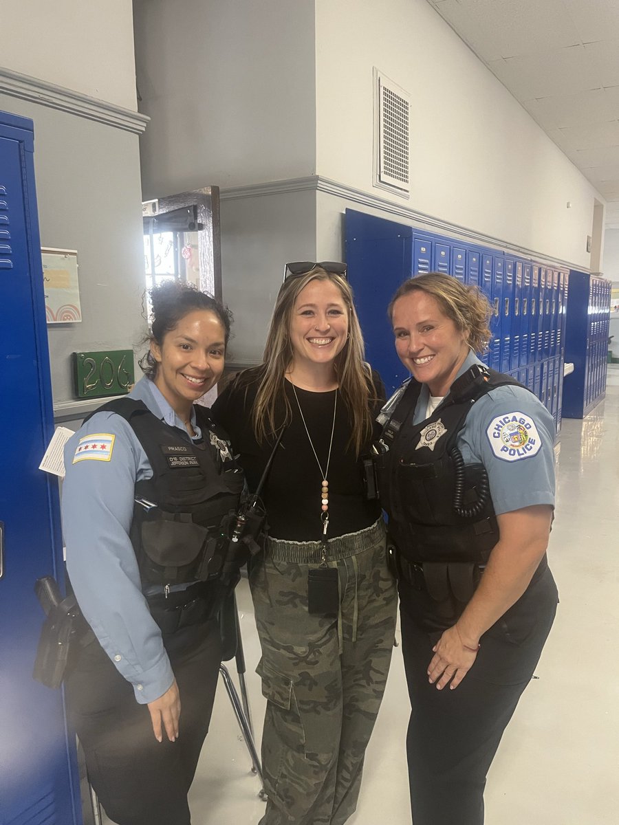 CPDTransit's tweet photo. Mass Transit Affinity officers stop by Armstrong school to meet with the middle school and hand out safety cards. https://t.co/yVulpCPP9W