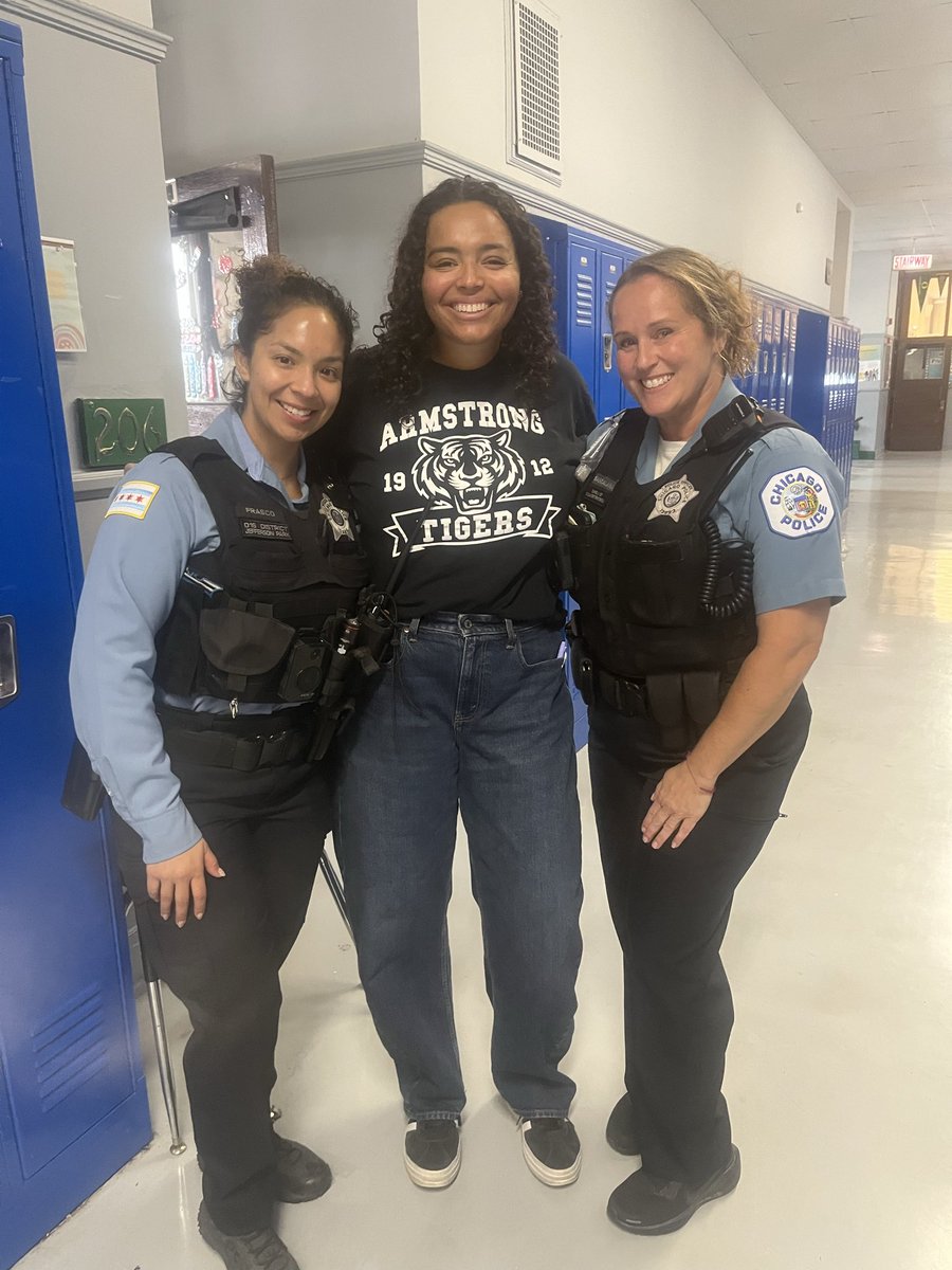 CPDTransit's tweet photo. Mass Transit Affinity officers stop by Armstrong school to meet with the middle school and hand out safety cards. https://t.co/yVulpCPP9W