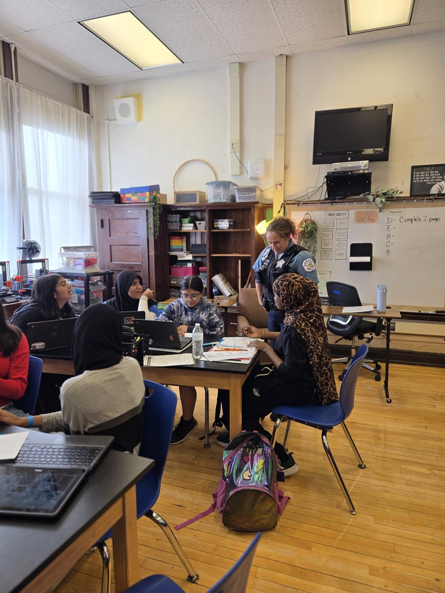 CPDTransit's tweet photo. Mass Transit Affinity officers stop by Armstrong school to meet with the middle school and hand out safety cards. https://t.co/yVulpCPP9W