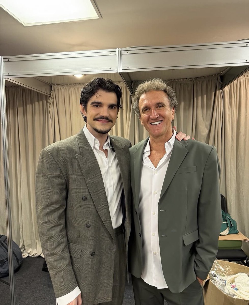 sitejaobrasil's tweet photo. Jão ao lado do seu tio Caetano. 💚 https://t.co/qrmC3v6Fkd
