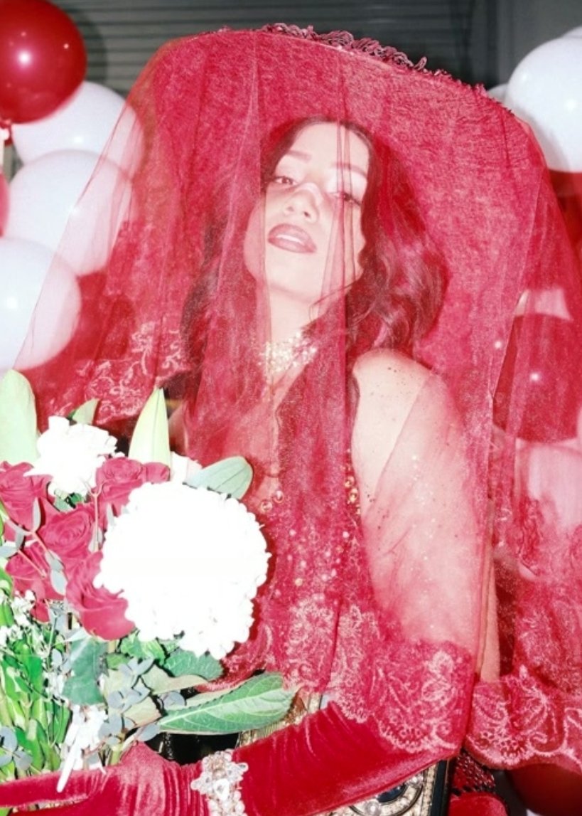 BornACEO's tweet photo. Crimson bride. https://t.co/jxBi4dD5Ig