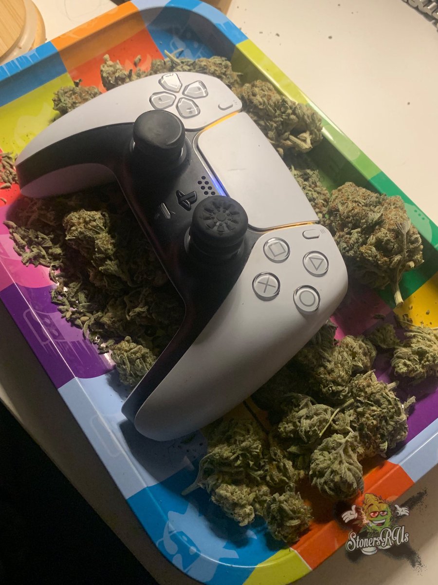_StonersRUs_'s tweet photo. My plans tonight = getting high and playing video games 🎮 https://t.co/e5ZBxGijS1