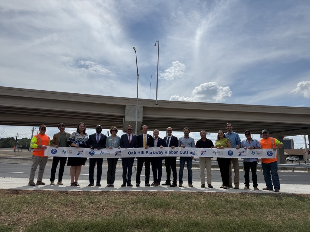 CapMetroCEO's tweet photo. Thrilled to join @TxDOTAustin yesterday to celebrate the completion of Oak Hill Parkway! With this work done, @CapMetroATX North Oak Hill Pickup customers can travel more quickly and safely to neighborhoods, businesses, @accdistrict Pinnacle and more. Congrats, partners! https://t.co/CVRAHJVrYb