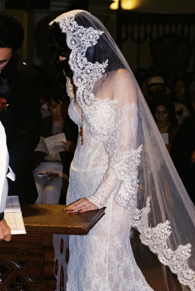 pacuzl's tweet photo. These lace wedding dresses are sooo pretty 🤍 https://t.co/mopZrpuxXg
