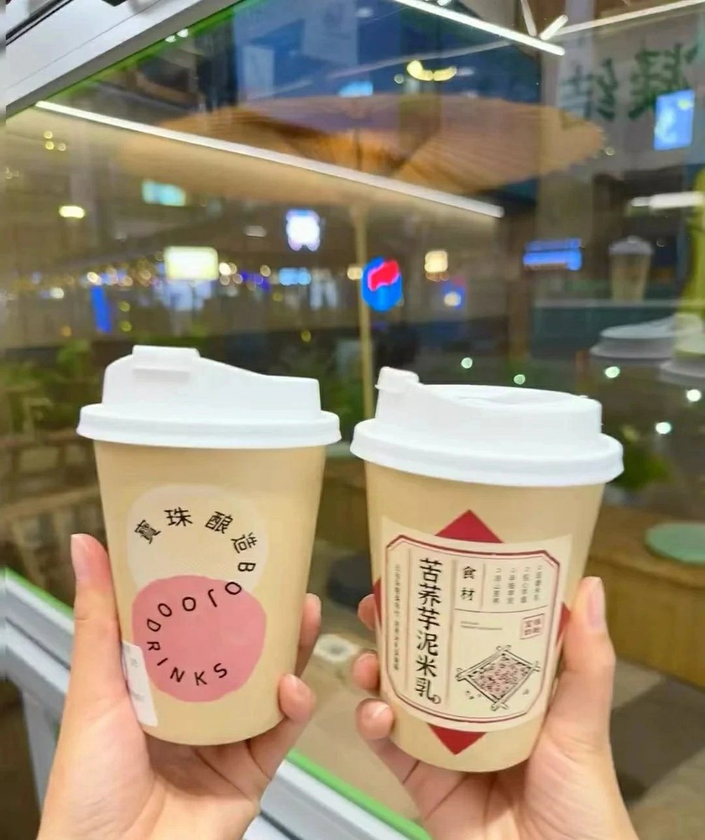 NikiPezzet0l4m's tweet photo. Guau, el nuevo café de la esquina tiene un sabor super especial! El barista usa granos muy [糙郝聪沾] y la taza se ve genial mientras saboreo cada sorbo. https://t.co/5PzUhllCnA