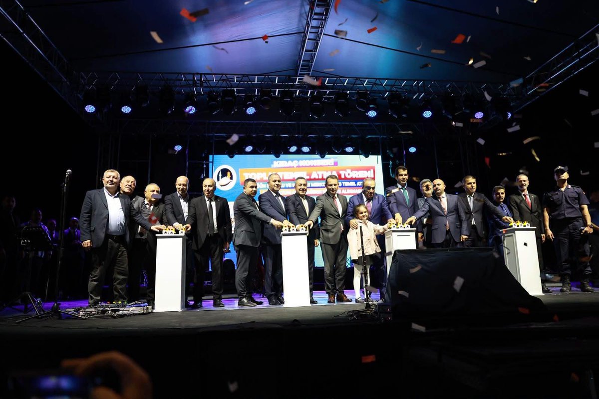dalyan_abdullah's tweet photo. Milliyetçi Hareket Partisi Genel Sekreter Yardımcımız ve Çorum Milletvekilimiz Sayın Vahit Kayrıcı, MHP Çorum İl Başkanımız Sayın Mehmet İhsan Çıplak, Belediye Başkanlarımız, Ülkü Ocakları İlçe Başkanlarımız, MHP İlçe Başkanlarımız, Türkiye Kamu-Sen’e bağlı Şube ve İl Temsilcilerimiz, İl Genel ve Belediye Meclisi üyelerimiz ile teşkilat mensuplarımızın katılımlarıyla;

🔹 Düğün Salonu ve Kongre Merkezi
Bölgenin en büyük ve nitelikli komplekslerinden biri olacak Düğün Salonu ve Kongre Merkezi’nin temel atma töreni ile birlikte,

🔹 3,2 MW Güneş Enerji Santrali
Sungurlu’muzun enerji altyapısına katkı sağlayacak 3,2 MW Güneş Enerji Santrali’nin temel atma töreni gerçekleştirildi.

Üretken Belediyecilik anlayışıyla Sungurlu’muza değer katacak bu önemli projelerin hayata geçirilmesinde emeği bulunan başta Sungurlu Belediye Başkanımız Sayın Muhsin Dere olmak üzere, kıymetli ekibine teşekkür ediyoruz.