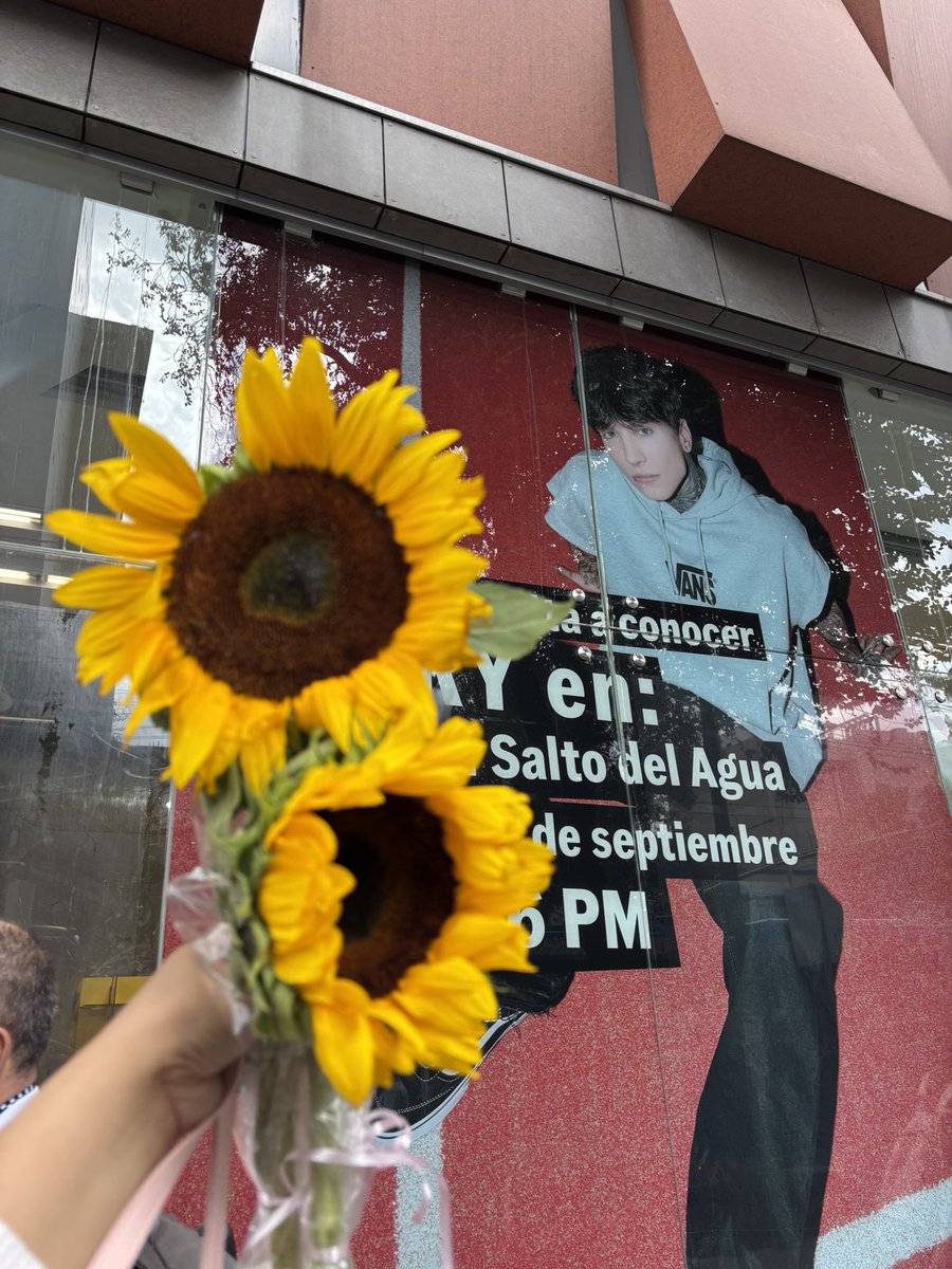 Cinderlgh's tweet photo. Las Cryboyers jamás seremos espectadoras. 
Cry regalando flores amarillas 🌻🌼 

XCRY X VANS EN COPPEL https://t.co/7fmIbN1bub