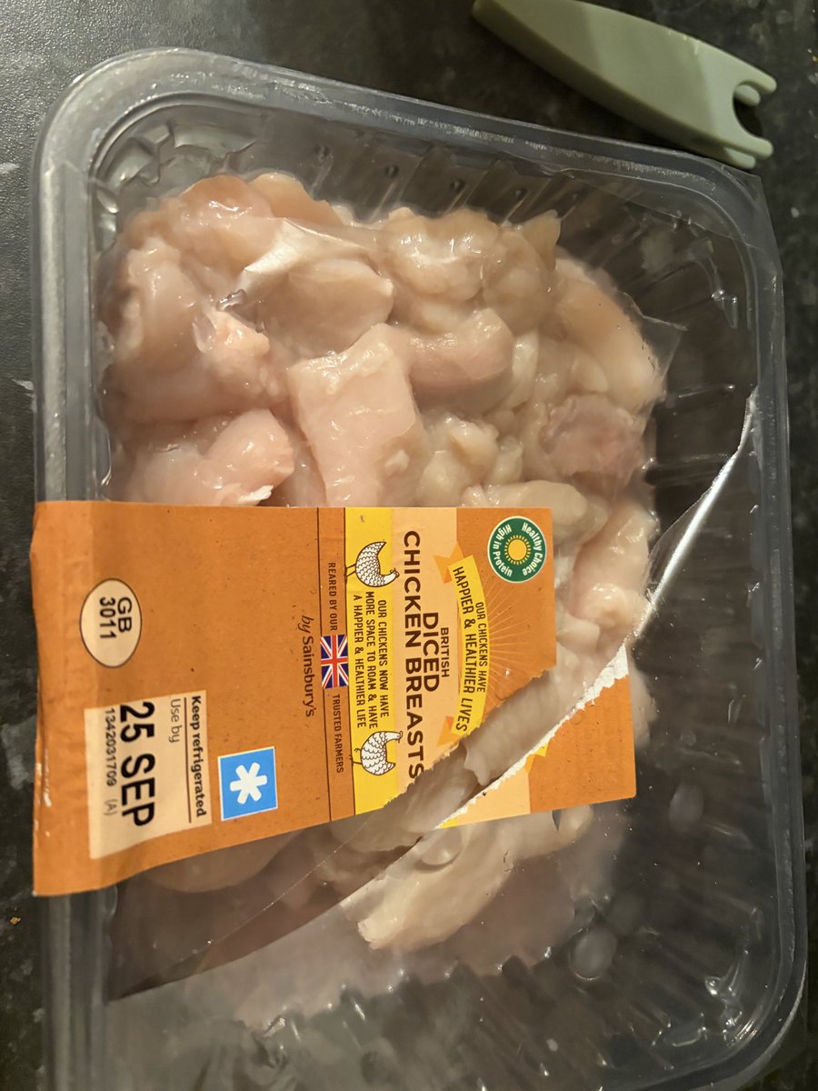 Jo_Bart26's tweet photo. @sainsburys opened up the below chicken to cook earlier today &amp; could see the discolouration of the chicken &amp; the smell was foul 🤢

This was brought Wednesday &amp; was the longest date available. It’s been kept in the fridge ever since. 

Unfortunately it ruined dinner, any advise? https://t.co/74zfkbLhWi