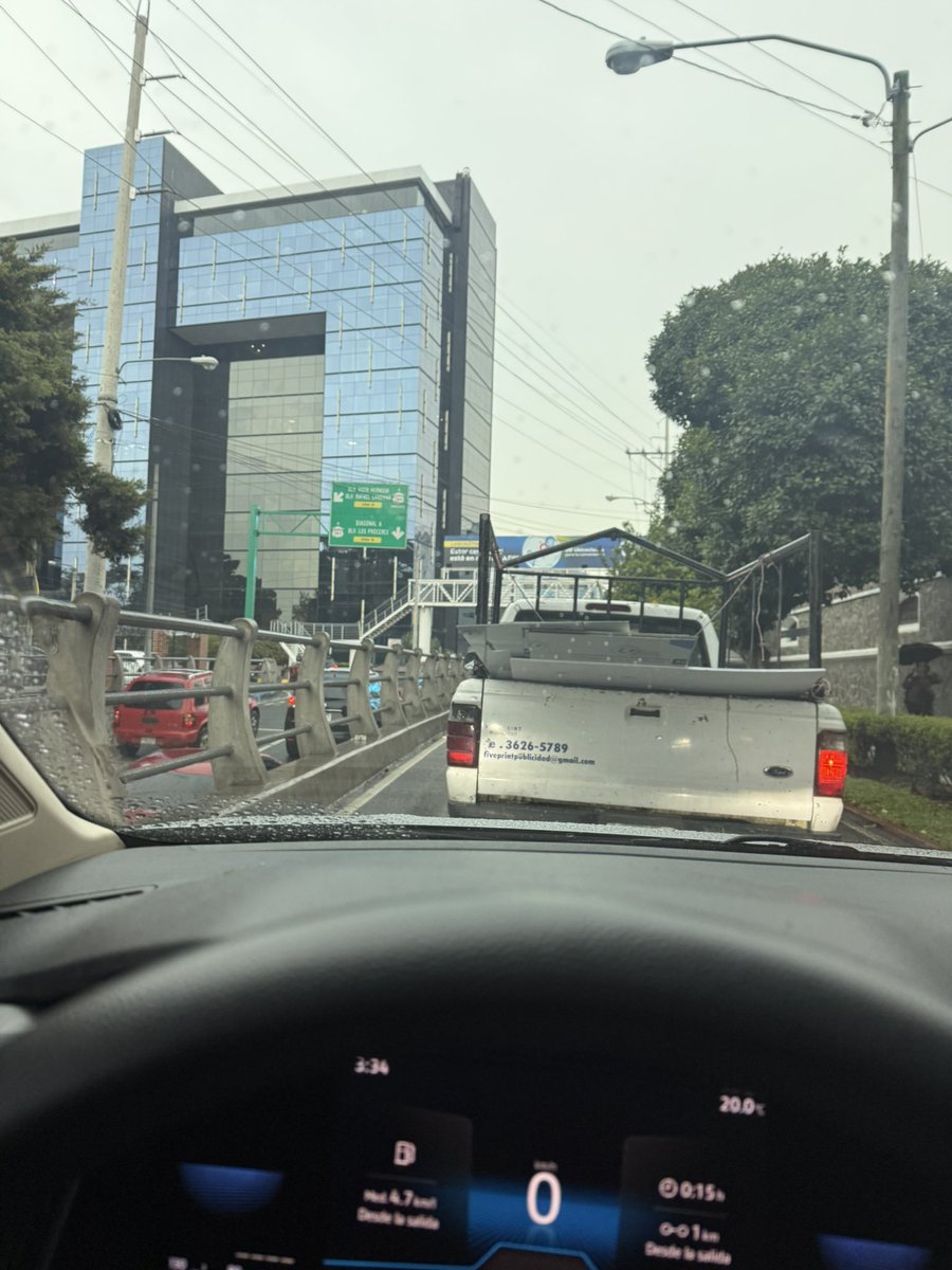 diegocaru41's tweet photo. Si el otro año piensan votar por @RQuinonezL  recuérdense de esta foto y todas las veces que han estado parados en el tráfico. 3:51 pm y la zona 10 parada. https://t.co/1KnL5yxeUs