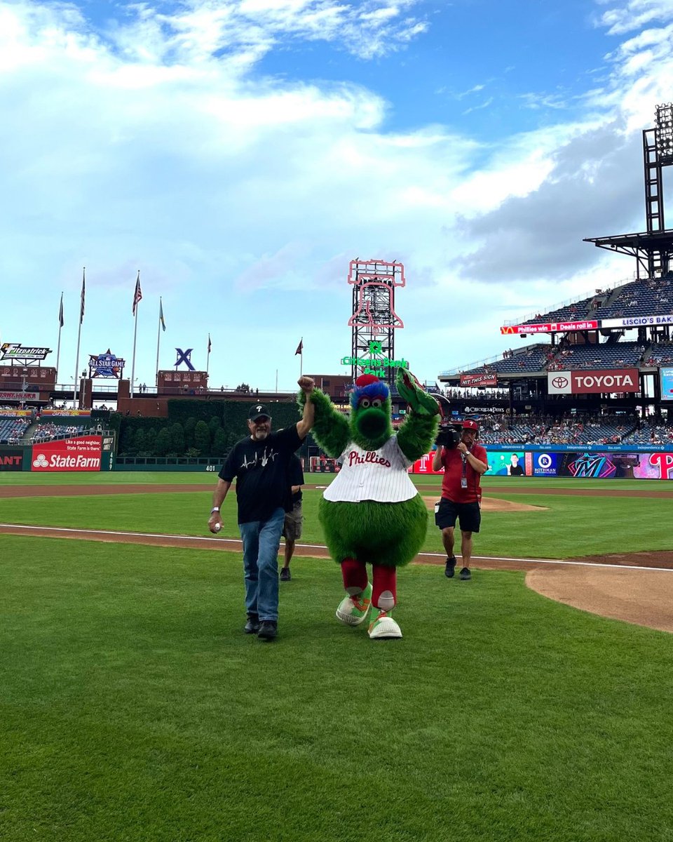 TempleHealth's tweet photo. On #WorldLungDay, we're celebrating second chances.

After a double lung transplant at @TempleLung, Tony DiMattia is back to playing bass, spending time with family, and enjoying life after idiopathic pulmonary fibrosis.

He even threw out the first pitch at @Phillies Lung Night. https://t.co/GOCr4pM0XW