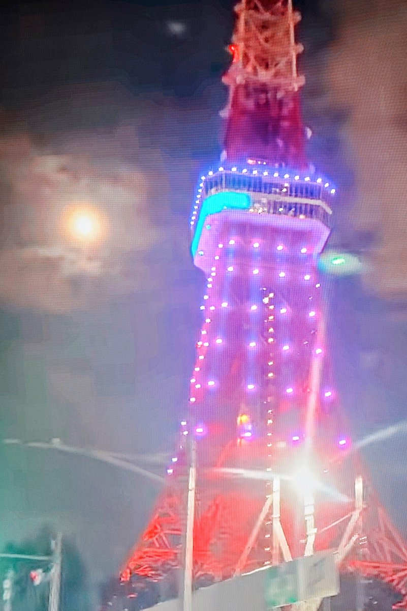 GtoratoratoraG's tweet photo. 中秋の名月と紫な東京タワー🌕💜🗼

令和レビューさんのライブ動画よりキャプチャ👍 https://t.co/OgIBWyQtLs
