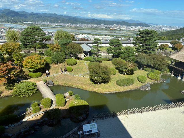kanoko256's tweet photo. ふじのくに　茶の都ミュージアム
世界のお茶歴史展示、煎茶、抹茶、小堀遠州の茶室、お庭巡りと様々な学び、体験ができます。雲に隠れた富士山　広がる牧之原台地 https://t.co/WXWRjBCzCe