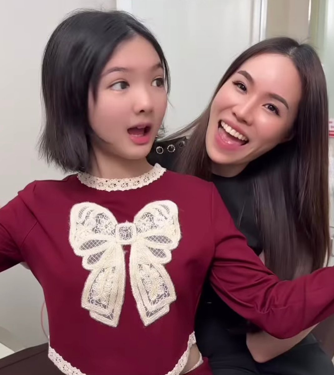 PabloWerbeqe's tweet photo. ดูแลผิวกันมาตั้งแต่สาวน้อยผมสั้น จนวันนี้น้องอินเตอร์โตเป็นสาว ผมยาวสวยแล้วนะคะ เวลาผ่านไปเร็วจริงๆ #น้องอินเตอร์ #ดูแลผิว #รักษาสิว #รีวิวบิวตี้ https://t.co/OUpgntvxt5