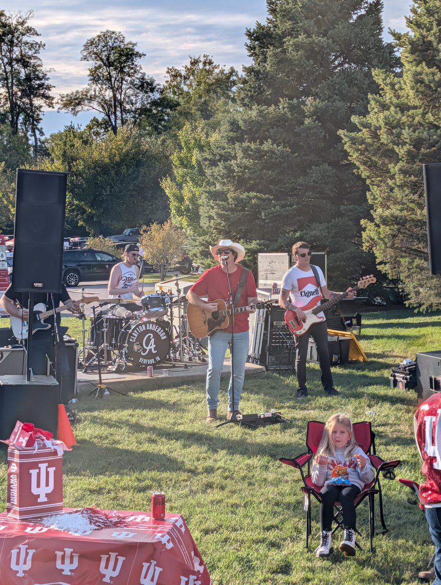 JasonCornman's tweet photo. @JMV1070 a little @ClaytonAnderson pre game #hoosiers https://t.co/SoYQpQLOUd