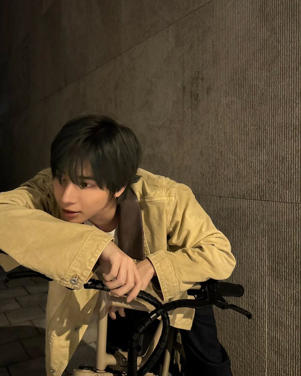starkissoobin's tweet photo. taehyun loves giving us the boyfriend material photos he looks so damn fine on a bike https://t.co/rVQ485Bx67