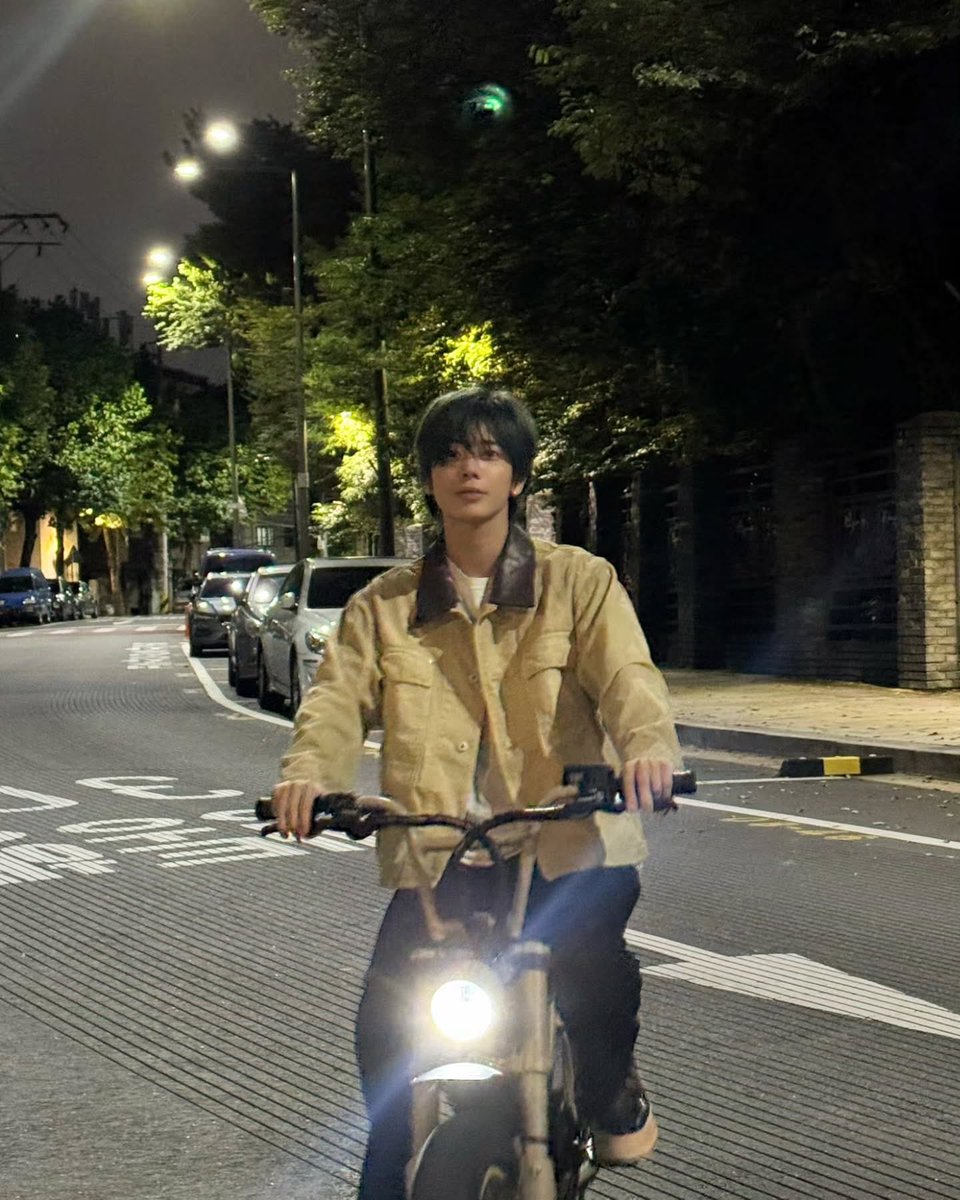 starkissoobin's tweet photo. taehyun loves giving us the boyfriend material photos he looks so damn fine on a bike https://t.co/rVQ485Bx67