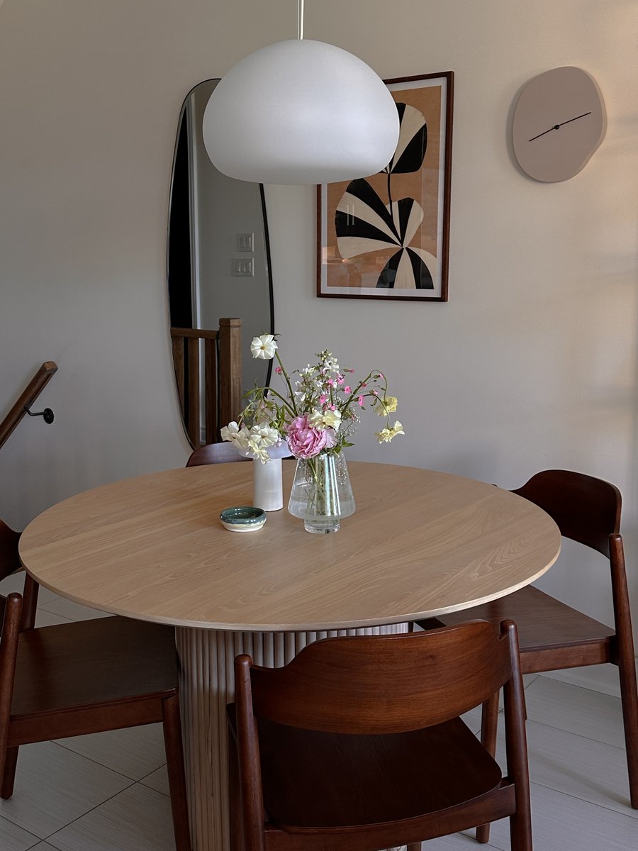 TerrenceTuvcs's tweet photo. Fresh flowers in our breakfast nook—wishing everyone a wonderful start to the week. https://t.co/e469tGVjGp