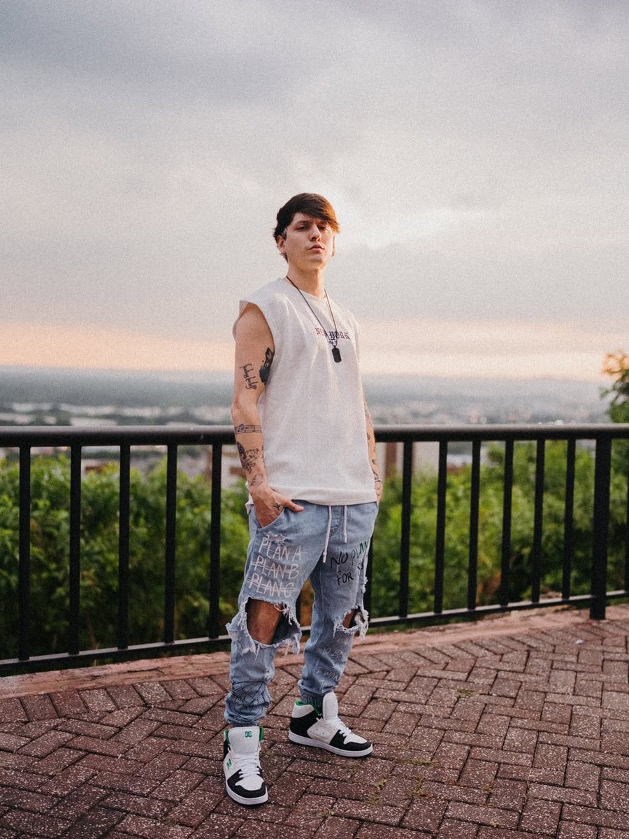 chrisveleznews's tweet photo. 📲|| Christopher vía post on Instagram 

• Estar juntos fue lo mejor, pero el problema fue cuando🎶🪽 

#ChristopherVelez #AIRCHA https://t.co/3gIDl9f4Qr