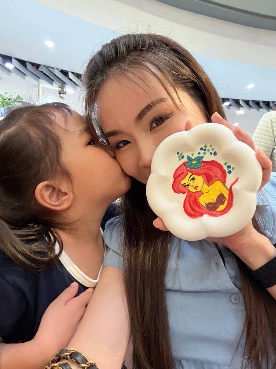PabloWerbeqe's tweet photo. รื้อฟื้นสกิลงานศิลปะ ใช้พู่กันวาดภาพแอเรียลบน plaster tray ให้ลูกสาว ดีใจที่ Central มีกิจกรรมดีๆ เพียงมีแอป Central X ก็รับคูปองเล่นฟรีที่เซ็นทรัล พระราม 3 วันที่ 6–12 ส. ค. นี้ https://t.co/qkZ8vlaBLQ