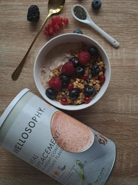 RodneyRoshmr's tweet photo. Começa o dia com um pequeno-almoço proteico, rápido e nutritivo: sementes de chia, iogurte, granola, fruta da época, mel opcional e proteína com sabor a chocolate. Prepara na noite anterior e adiciona os toppings de manhã. https://t.co/uJnYG2TKie