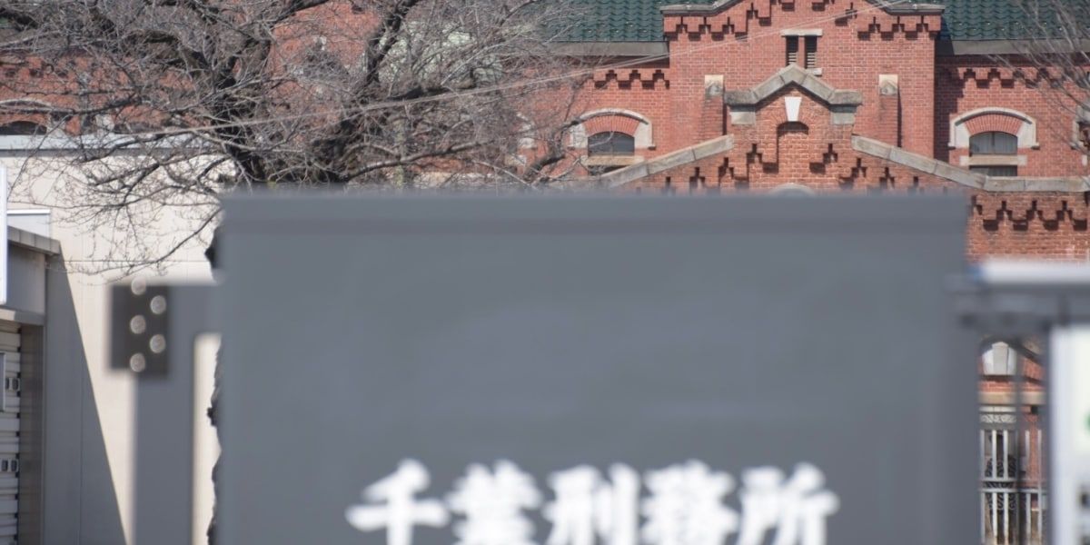 sasakitoshinao's tweet photo. 受刑者の衣服を変更することを法務省が検討という話。「現在、受刑者が着る服の色は、主に男性が黄緑系、女性がピンク系となっている。こうした男女別のステレオタイプ的なイメージを解消する狙いもあり、新たな服では男女共通の明るいカラーを取り入れることも模索されているという」。ただ受刑者からは、そんなことより日々の料理やお菓子にもっとお金を使ってほしいという声も。↓