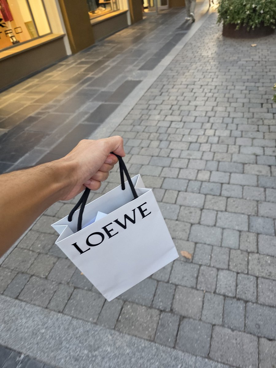 _blsrr's tweet photo. ¿Soy una fashion victim? Evidentemente.

#LOEWE https://t.co/XFk1oxhtwB