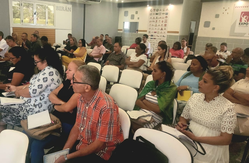 AlcidesLago's tweet photo. Directivos del Instituto Nacional de  Actores Económicos no Estatales (INAENE) sostuvieron en Holguín un  fructífero intercambio sobre la implementación de las Transformaciones  Económicas y Sociales que hoy se materializan en el país.
#HonorHolguinero 
#HolguínSí https://t.co/EYmVl1I5cD
