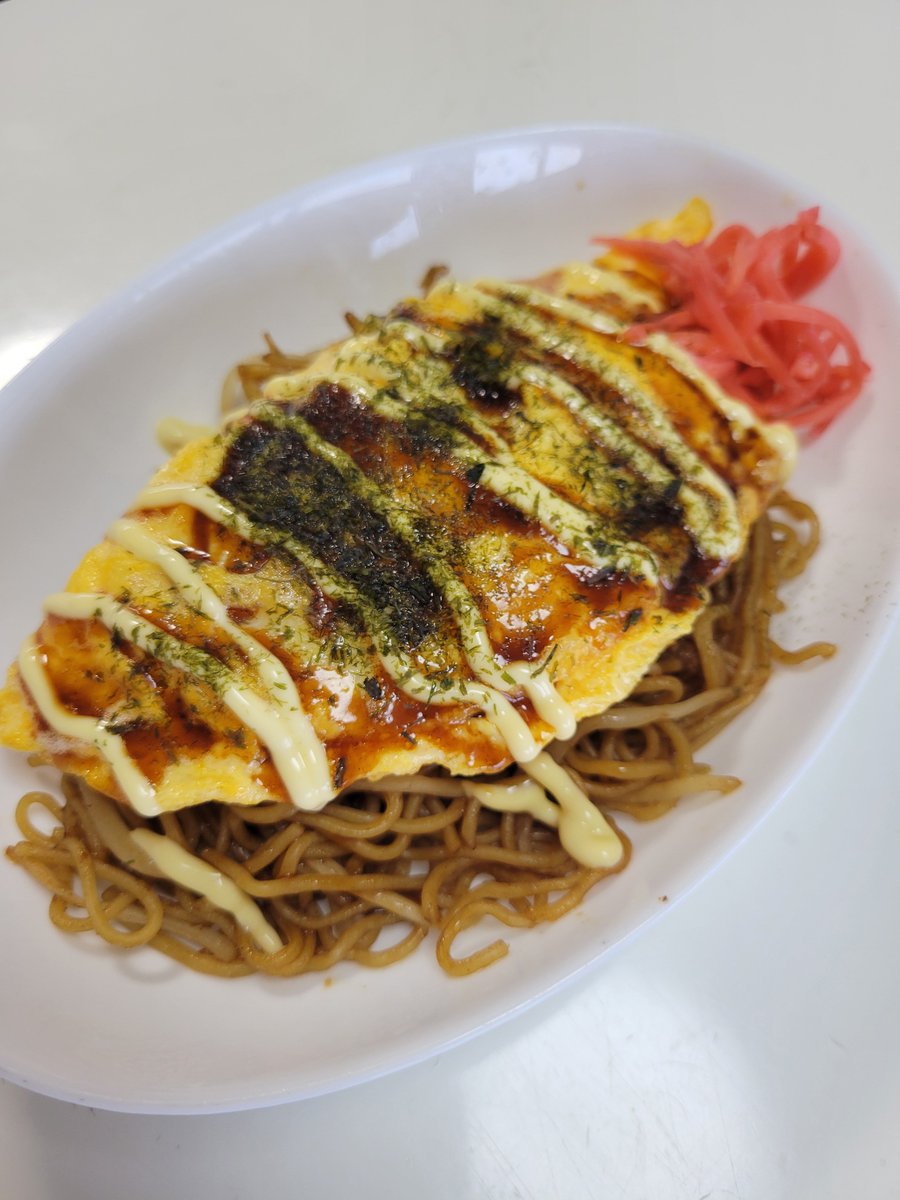 mamamoon0419's tweet photo. おはようございます☀️
朝6時半からオムソバいってやりましたよ👍👍うまい‼️😋
今日と明日、周りに協力してもらって予定を早めに切り上げて出勤する事になりました💪🔥
6連勤だけど体年齢20代だから余裕🎵
皆様素敵な週末を😊 https://t.co/ceOxgRuOG3