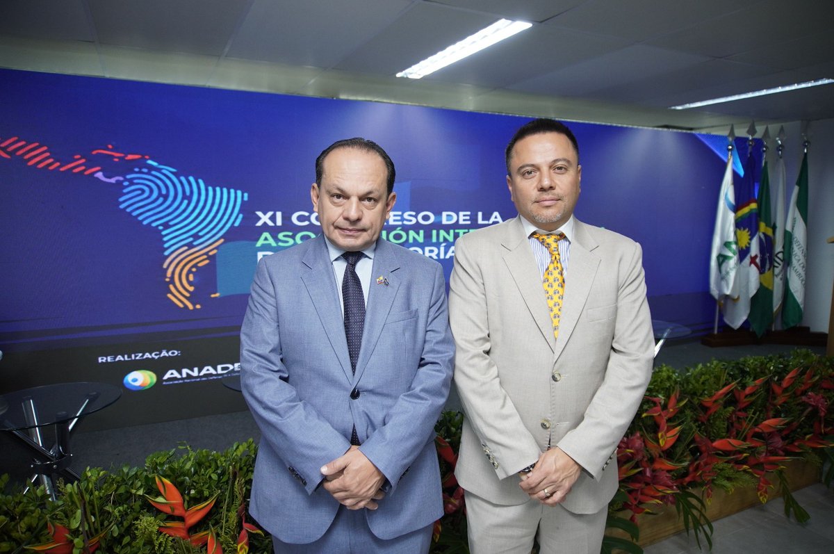 DefPublicaEC's tweet photo. Ricardo Morales Vela, Defensor Público General del Ecuador, participó en el XI Congreso de la Asociación Interamericana de Defensorías Públicas (@AIDEFOficial), como integrante del panel titulado “Derechos de la mujer, defensores públicos y protección integral de la infancia y la adolescencia”, junto a defensoras y defensores públicos de Brasil y Argentina.

Durante su intervención, destacó el papel de la Defensoría Pública del Ecuador en la protección de los derechos de las mujeres, niñas, niños y adolescentes víctimas de violencia, garantizando su acceso igualitario a la justicia mediante servicios de asesoría y patrocinio legal especializado.

"La defensa pública no se limita a la representación jurídica, sino que incorpora un enfoque de derechos humanos, de género y de interés superior de la niñez, promoviendo una atención integral que incluye orientación, acompañamiento psicológico, reparación integral y prevención de la revictimización", enfatizó.

Asimismo, resaltó el fortalecimiento institucional mediante la implementación de protocolos especializados, la capacitación permanente de defensoras y defensores públicos, la coordinación con otras instituciones y el desarrollo de estrategias de acercamiento territorial, como los proyectos Brigadas de Atención Puerta a Puerta y la Ruta de los Derechos, orientados a superar las barreras de acceso y garantizar el ejercicio efectivo del derecho a la justicia de las personas en situación de mayor vulnerabilidad.