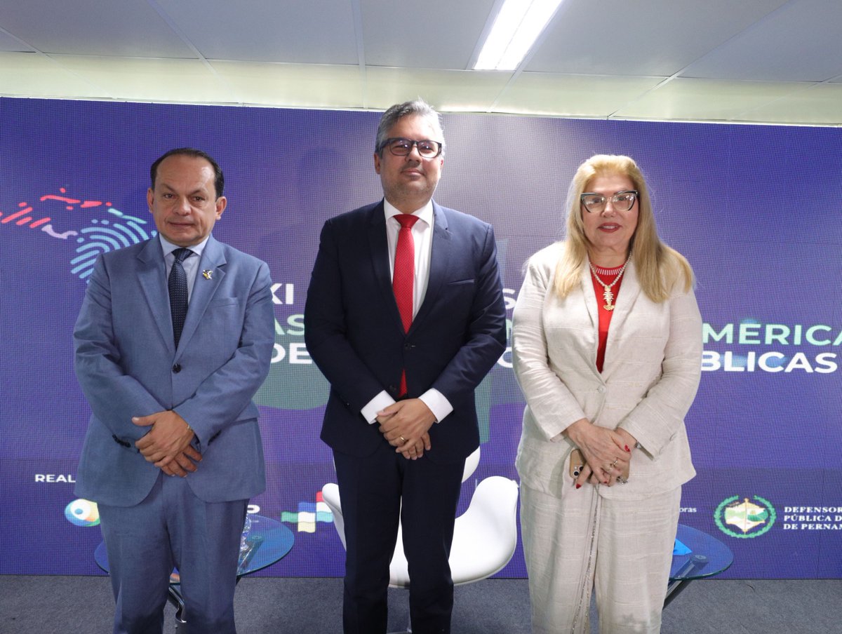 DefPublicaEC's tweet photo. Ricardo Morales Vela, Defensor Público General del Ecuador, participó en el XI Congreso de la Asociación Interamericana de Defensorías Públicas (@AIDEFOficial), como integrante del panel titulado “Derechos de la mujer, defensores públicos y protección integral de la infancia y la adolescencia”, junto a defensoras y defensores públicos de Brasil y Argentina.

Durante su intervención, destacó el papel de la Defensoría Pública del Ecuador en la protección de los derechos de las mujeres, niñas, niños y adolescentes víctimas de violencia, garantizando su acceso igualitario a la justicia mediante servicios de asesoría y patrocinio legal especializado.

"La defensa pública no se limita a la representación jurídica, sino que incorpora un enfoque de derechos humanos, de género y de interés superior de la niñez, promoviendo una atención integral que incluye orientación, acompañamiento psicológico, reparación integral y prevención de la revictimización", enfatizó.

Asimismo, resaltó el fortalecimiento institucional mediante la implementación de protocolos especializados, la capacitación permanente de defensoras y defensores públicos, la coordinación con otras instituciones y el desarrollo de estrategias de acercamiento territorial, como los proyectos Brigadas de Atención Puerta a Puerta y la Ruta de los Derechos, orientados a superar las barreras de acceso y garantizar el ejercicio efectivo del derecho a la justicia de las personas en situación de mayor vulnerabilidad.