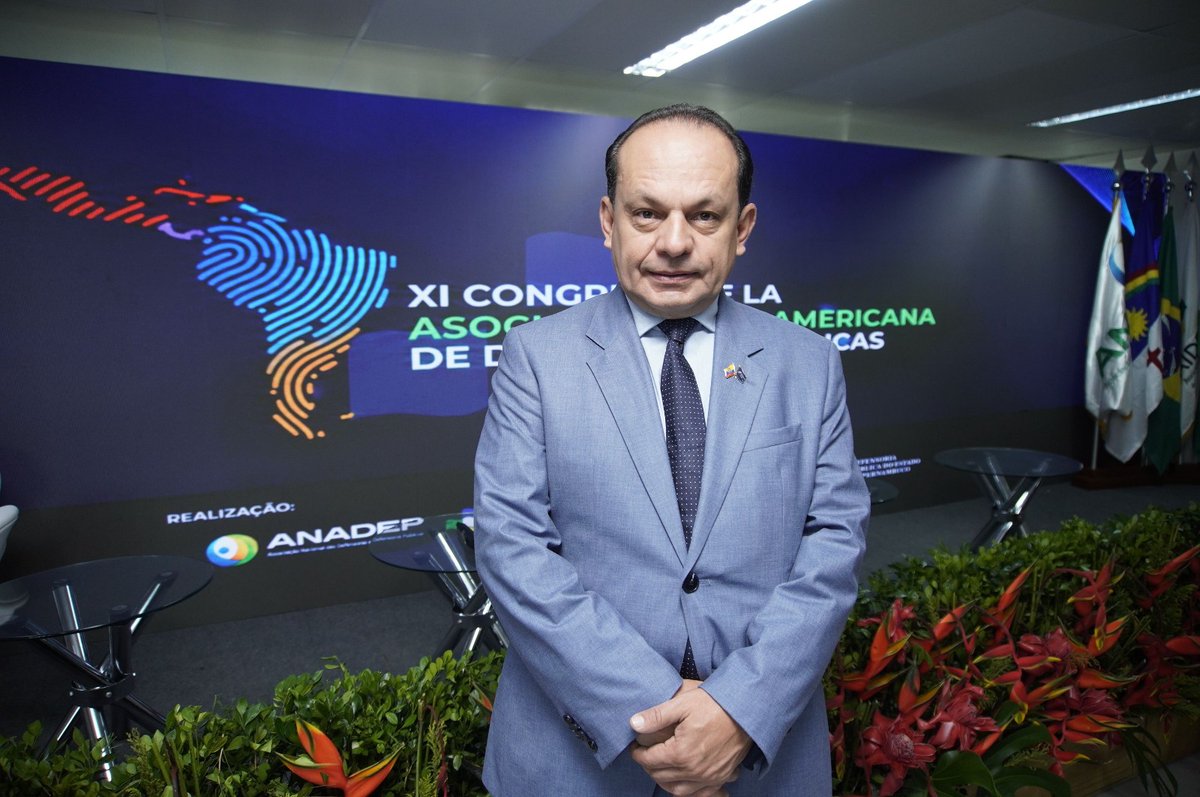 DefPublicaEC's tweet photo. Ricardo Morales Vela, Defensor Público General del Ecuador, participó en el XI Congreso de la Asociación Interamericana de Defensorías Públicas (@AIDEFOficial), como integrante del panel titulado “Derechos de la mujer, defensores públicos y protección integral de la infancia y la adolescencia”, junto a defensoras y defensores públicos de Brasil y Argentina.

Durante su intervención, destacó el papel de la Defensoría Pública del Ecuador en la protección de los derechos de las mujeres, niñas, niños y adolescentes víctimas de violencia, garantizando su acceso igualitario a la justicia mediante servicios de asesoría y patrocinio legal especializado.

"La defensa pública no se limita a la representación jurídica, sino que incorpora un enfoque de derechos humanos, de género y de interés superior de la niñez, promoviendo una atención integral que incluye orientación, acompañamiento psicológico, reparación integral y prevención de la revictimización", enfatizó.

Asimismo, resaltó el fortalecimiento institucional mediante la implementación de protocolos especializados, la capacitación permanente de defensoras y defensores públicos, la coordinación con otras instituciones y el desarrollo de estrategias de acercamiento territorial, como los proyectos Brigadas de Atención Puerta a Puerta y la Ruta de los Derechos, orientados a superar las barreras de acceso y garantizar el ejercicio efectivo del derecho a la justicia de las personas en situación de mayor vulnerabilidad.