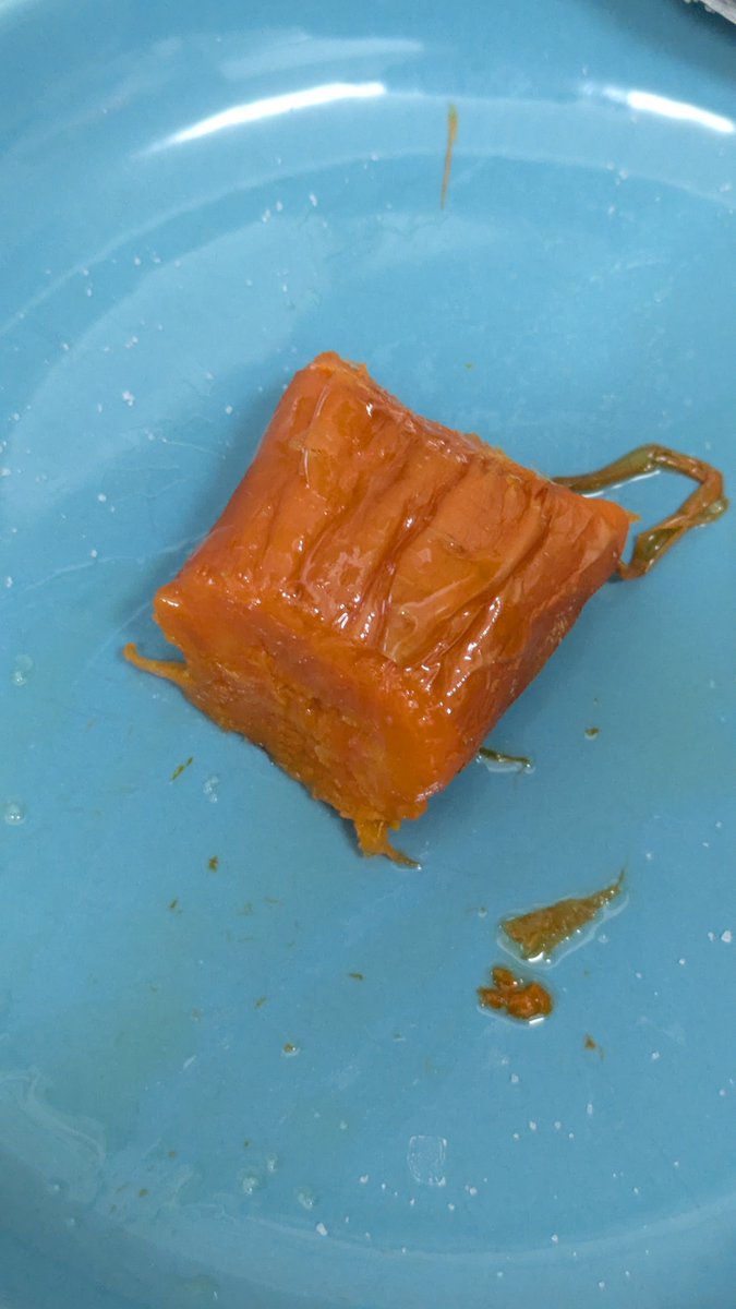 tieger2023's tweet photo. 話題のアイラップにんじんやってみた！

にんじん1本を洗って、ビチョビチョのままキッチンペーパーで包んで、アイラップに入れるだけ。

あとは耐熱皿の上にアイラップの余りを巻いて、※縛ると爆発するらしい
レンジで600W7分。

スプーンで切れるくらいに柔らかくなった！長男好きそう。 https://t.co/iY9W4cwGK6