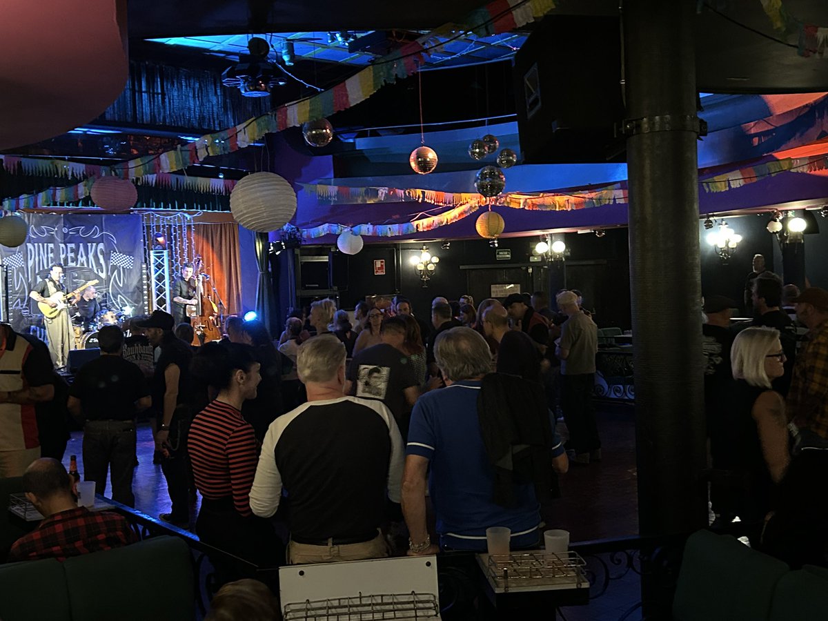 RadioSeu's tweet photo. #EnImatges Comença el festival #rockabilly #PinePeaks, amb la primera nit de concerts a la Sala Guiu de #laSeu. #AltUrgell #Pirineu + informació: https://t.co/miBcNUIujS https://t.co/vwMxJGdYh3