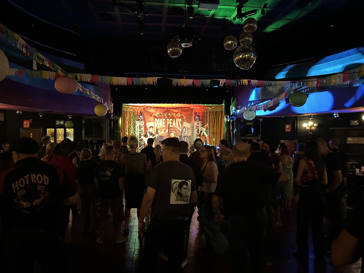 RadioSeu's tweet photo. #EnImatges Comença el festival #rockabilly #PinePeaks, amb la primera nit de concerts a la Sala Guiu de #laSeu. #AltUrgell #Pirineu + informació: https://t.co/miBcNUIujS https://t.co/vwMxJGdYh3