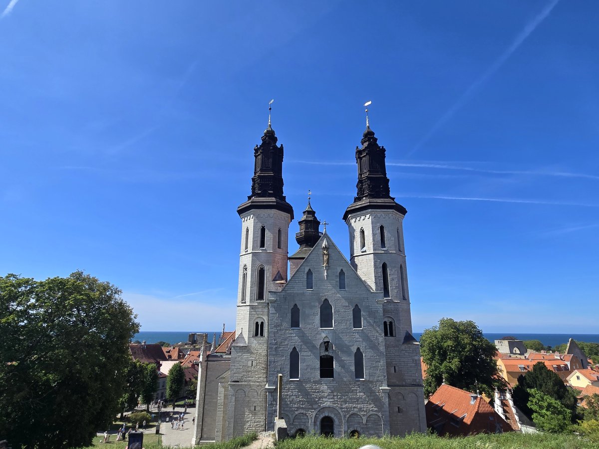 Andy_FSTA2025's tweet photo. Looking down on beautiful Visby Cathedral. If this doesn't scream medieval architecture, nothing does... #VisbyCathedral https://t.co/WjTbpeFDNL