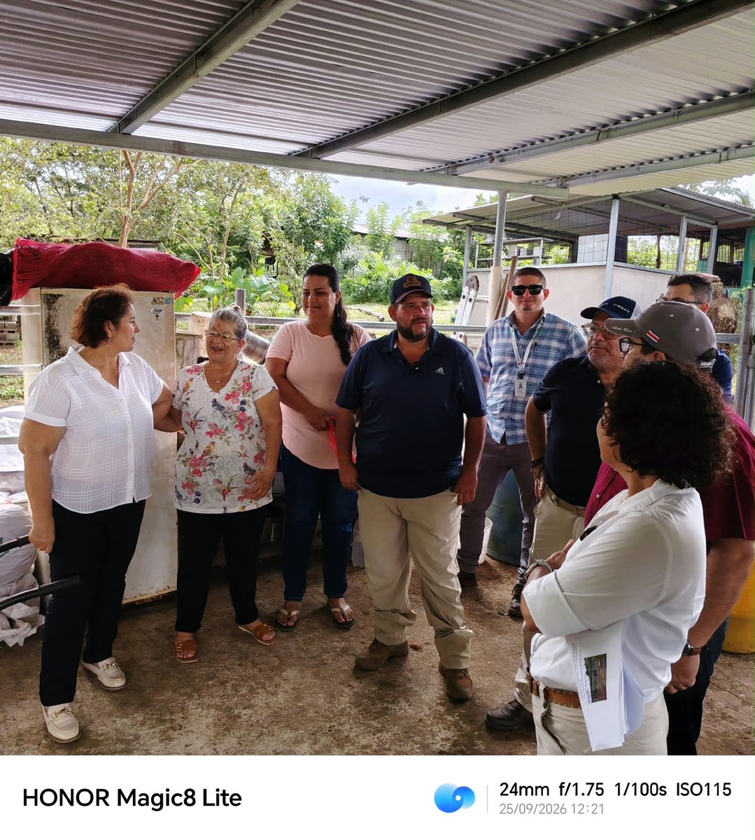 YorlenyLeonM's tweet photo. Un subsidio no basta para salir de la pobreza. Creer en las familias, fortalecer sus capacidades y recorrer con ellas una ruta clara, sí. #CostaRicaImpulsa
@ImasCostaRica
#MAG https://t.co/O3nls1WnjB
