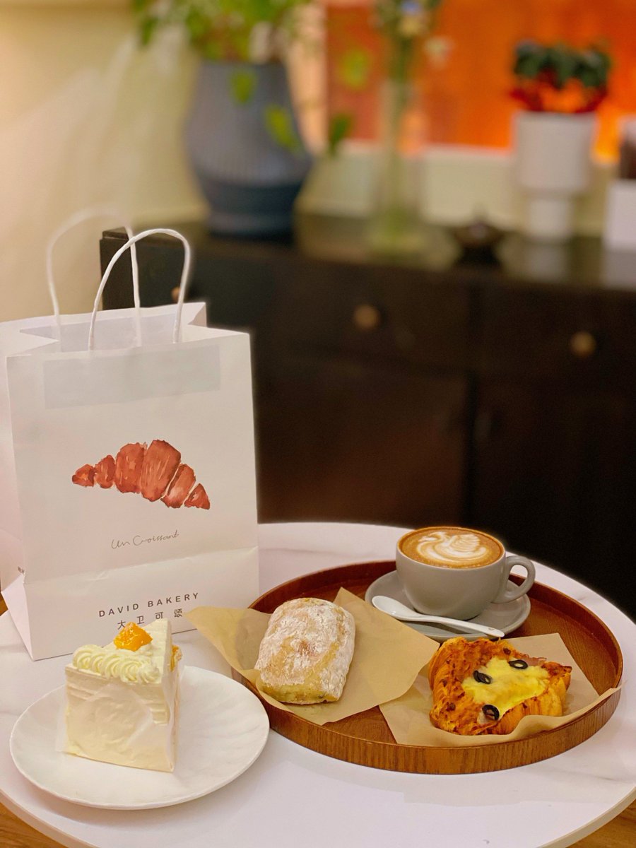 KrystenRie1r's tweet photo. Hoy en la cafetería, el chico del mostrador me recomendó el café hecho por el chef Zhang! La barra de pan rellena de crema está tan buena que me quedo con hambre de más. https://t.co/68jpOLRg2l