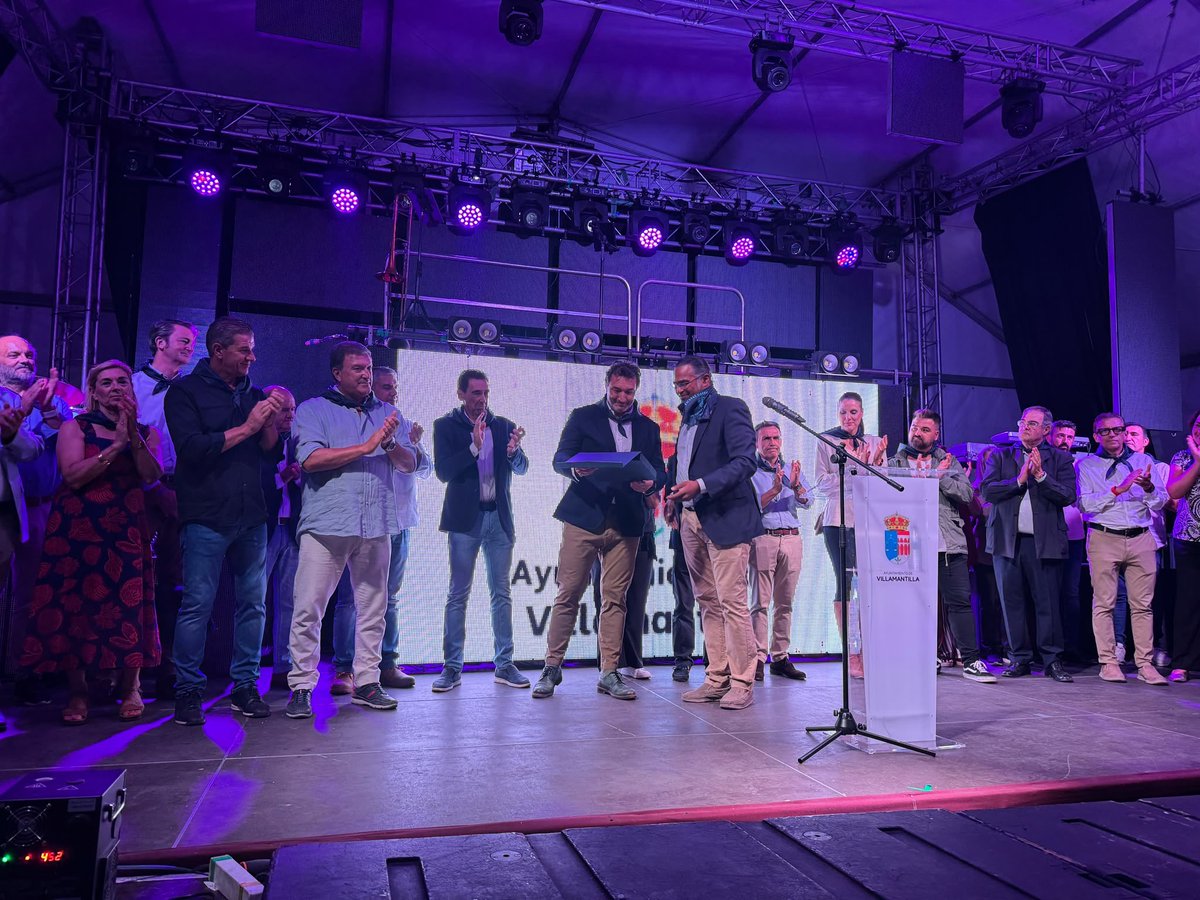 112cmadrid's tweet photo. 🚨 El director de la #ASEM112, Pedro Antonio Ruiz, ha pronunciado hoy el pregón de las fiestas de Villamantilla en representación de los profesionales y voluntarios que participaron en el #IFSierraOeste.

En su pregón ha expresado el reconocimiento de la @ComunidadMadrid por su labor y ha destacado el ejemplar comportamiento de los ciudadanos.

Además, el ayuntamiento de Villamantilla ha otorgado una distinción al equipo de  Coordinación Operativa de ASEM112 por su labor en la evacuación de los afectados del incendio.