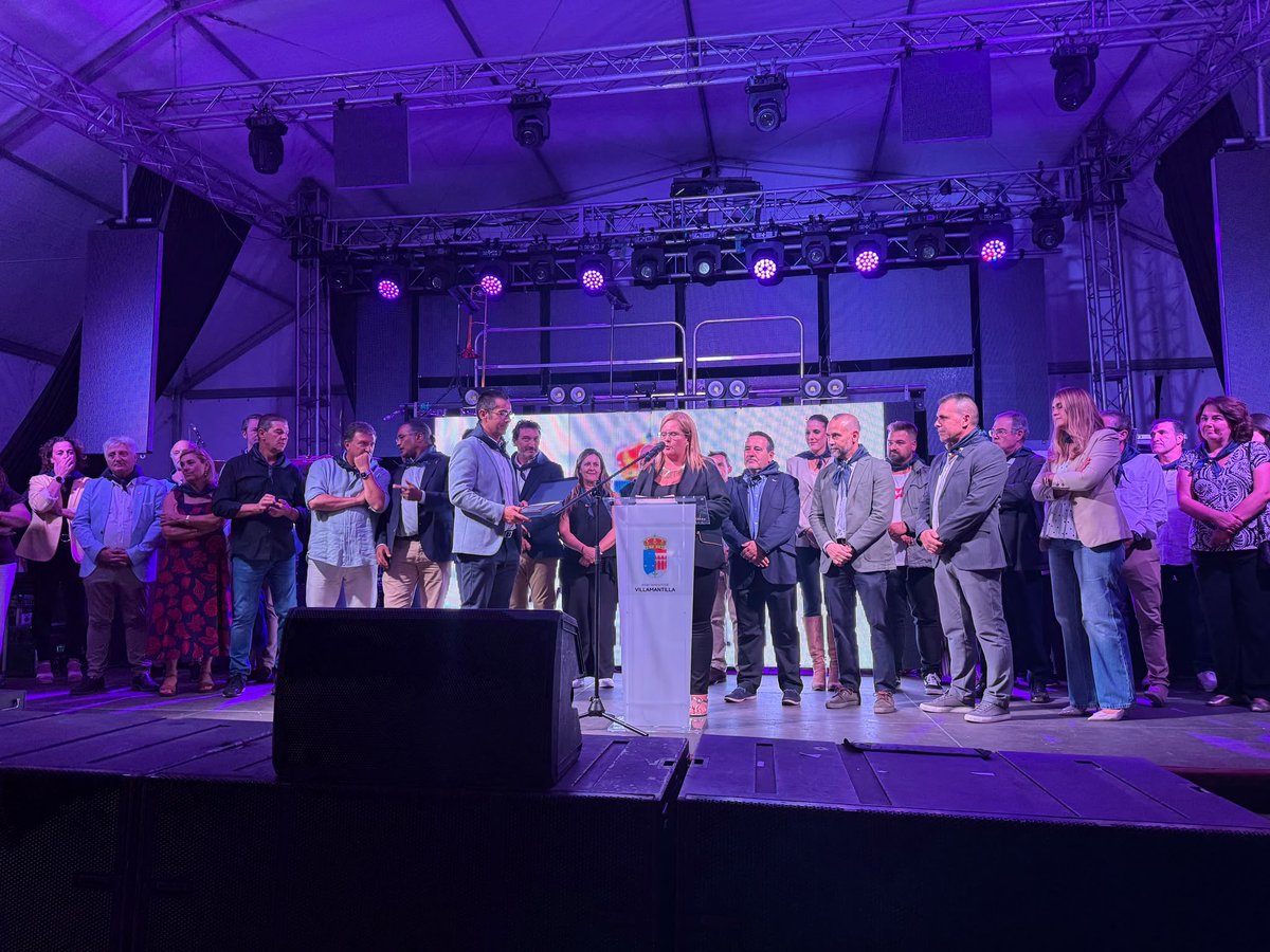 112cmadrid's tweet photo. 🚨 El director de la #ASEM112, Pedro Antonio Ruiz, ha pronunciado hoy el pregón de las fiestas de Villamantilla en representación de los profesionales y voluntarios que participaron en el #IFSierraOeste.

En su pregón ha expresado el reconocimiento de la @ComunidadMadrid por su labor y ha destacado el ejemplar comportamiento de los ciudadanos.

Además, el ayuntamiento de Villamantilla ha otorgado una distinción al equipo de  Coordinación Operativa de ASEM112 por su labor en la evacuación de los afectados del incendio.