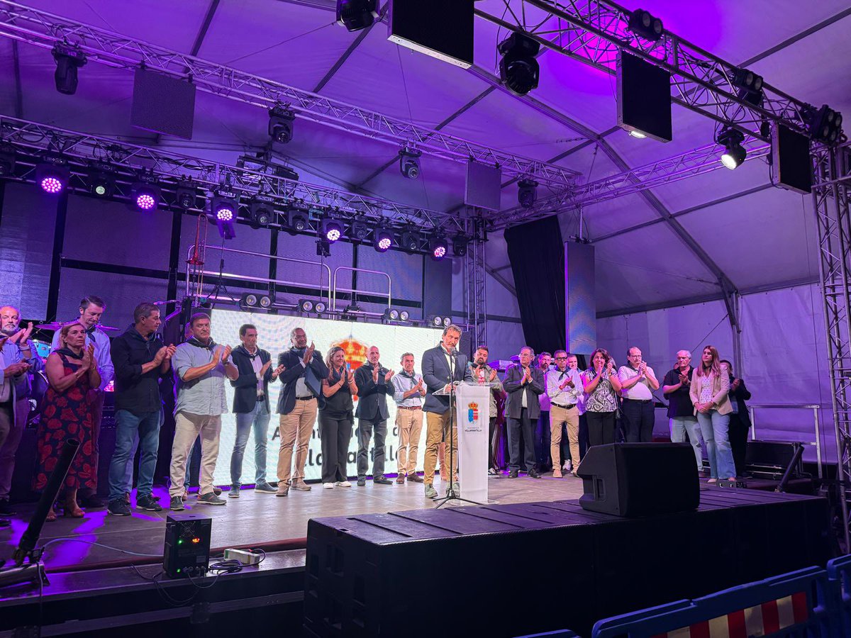 112cmadrid's tweet photo. 🚨 El director de la #ASEM112, Pedro Antonio Ruiz, ha pronunciado hoy el pregón de las fiestas de Villamantilla en representación de los profesionales y voluntarios que participaron en el #IFSierraOeste.

En su pregón ha expresado el reconocimiento de la @ComunidadMadrid por su labor y ha destacado el ejemplar comportamiento de los ciudadanos.

Además, el ayuntamiento de Villamantilla ha otorgado una distinción al equipo de  Coordinación Operativa de ASEM112 por su labor en la evacuación de los afectados del incendio.