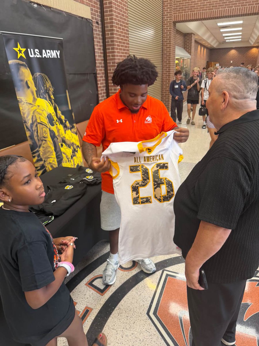 SpencerNewellDJ's tweet photo. @BeaverFootball 2027 DL Tymon Meeks was awarded a US Army High School All American jersey today…huge honor for the 3 ⭐️ defender coming to Corvallis next year.  

@DaCheatCode08 @AledoHFC #gobeavs https://t.co/637mi0crEh