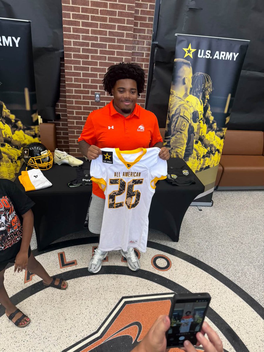 SpencerNewellDJ's tweet photo. @BeaverFootball 2027 DL Tymon Meeks was awarded a US Army High School All American jersey today…huge honor for the 3 ⭐️ defender coming to Corvallis next year.  

@DaCheatCode08 @AledoHFC #gobeavs https://t.co/637mi0crEh