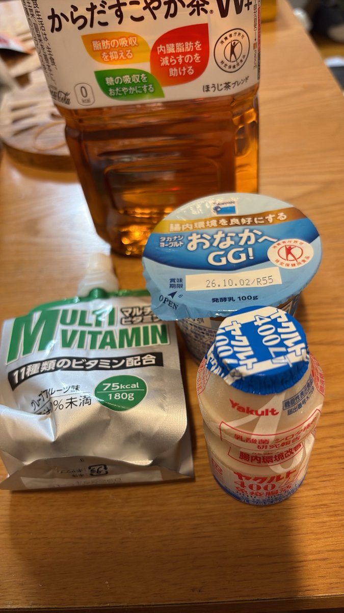 ka3ya22's tweet photo. おはようございます🥱
今日の朝ごはんは、ゼリー飲料と、ヤクルトと、おなかへGG!と、からだすこやか茶Wです。
いただきます😋 https://t.co/9nwHqpSpOJ